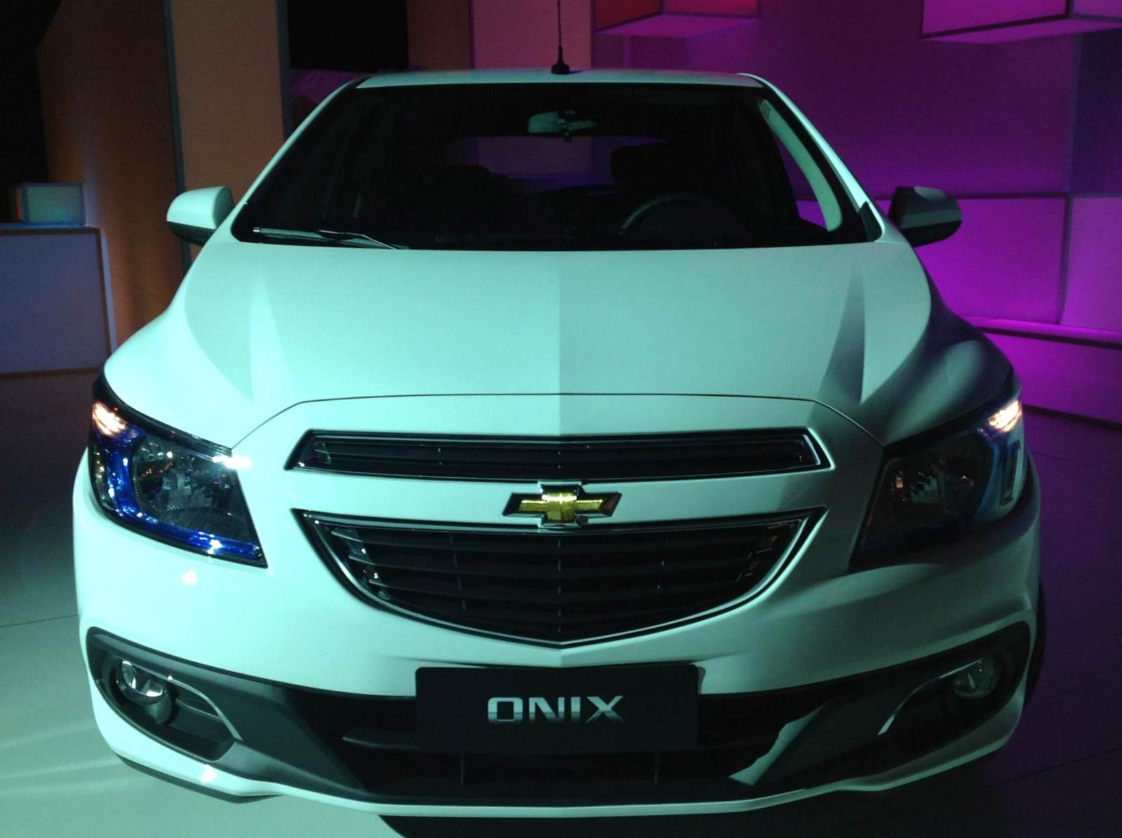 Chevrolet Onix x HB20 x Gol iTrend análise de custo x benefício das