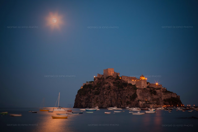 ischia di notte, La luce della Luna, Castello Aragonese Ischia, Moonlight in Ischia, Luna Ischitana, borgo della Mandra, foto Ischia,