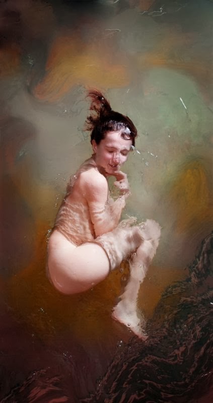 Ramona Zordini fotografia pessoas nuas peladas flutuando na água