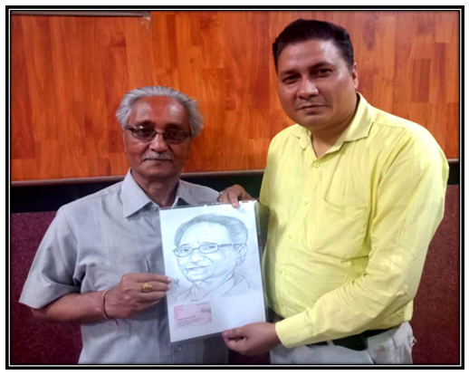 साहित्यकार विजय प्रशांत जी को उनका पेन्सिल स्केच भेंट करते हुए संजय कुमार गिरि  15 अप्रैल 18