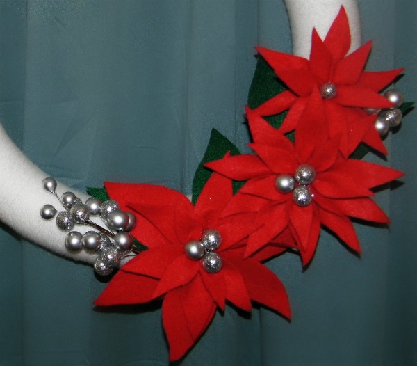 poinesttia christmas wreathe, christmas wreathe tutorial, felt flowers