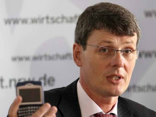 Latest,BlackBerry Losing Against iPhone in Win