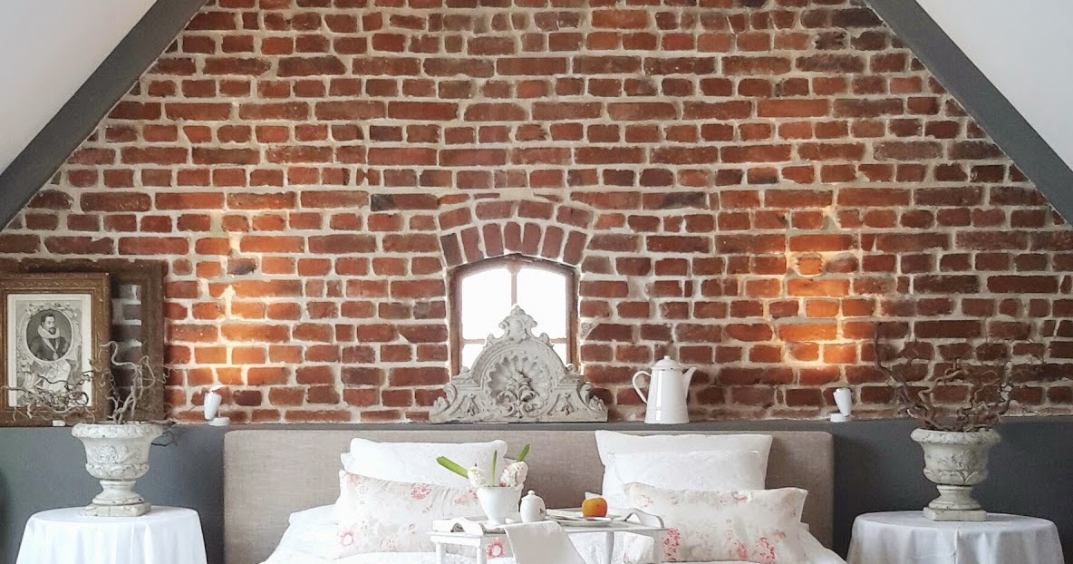 BROCANTE -CHARMANTE: Alte Ziegelsteinwand im Schlafgemach