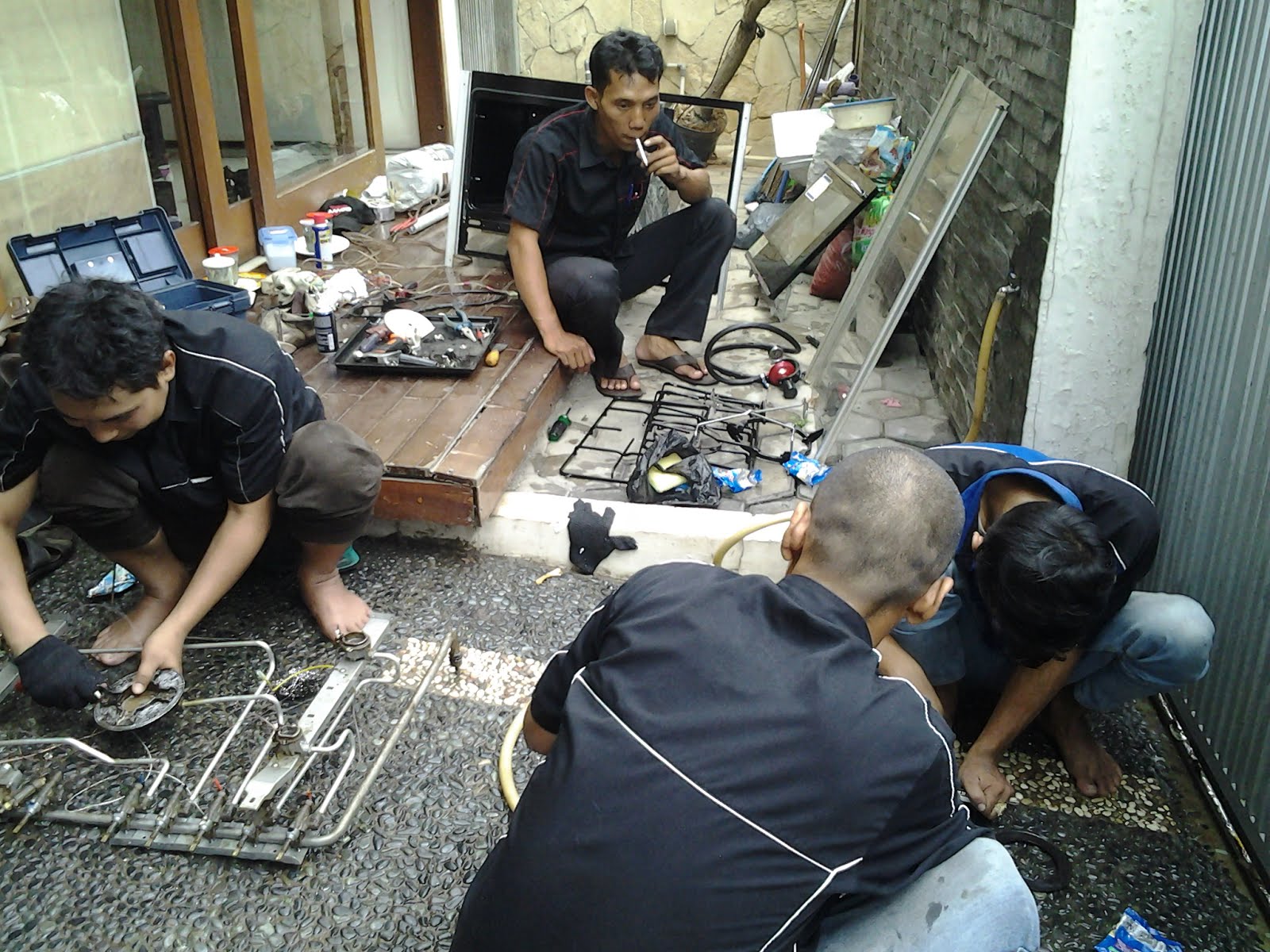 service / servis SPESIALIS KOMPOR GAS BERGARANSI segala merk.021-8578804, 0818 946 913 (XL+wa)