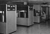 IBM 305 RAMAC usado no US Army Red River Arsenal. (Fonte: Wikimedia Commons)