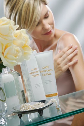 Aloe Propolis Crème là một hỗn hợp bao gồm gel lô hội ổn định và sáp ong giàu dinh dưỡng Aloe Propolis Crème là một hỗn hợp bao gồm gel lô hội ổn định và sáp ong giàu dinh dưỡng