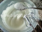 Prajitura cu lamaie preparare reteta blat - albusuri batute cu zahar