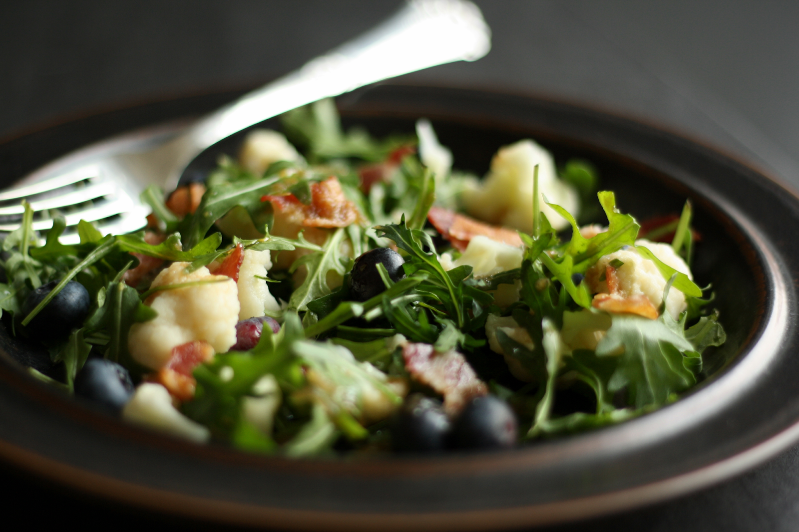 jegelskermad.dk ♥ Blomkålssalat med bacon og blåbær Blomkålssalat med bacon og blåbær