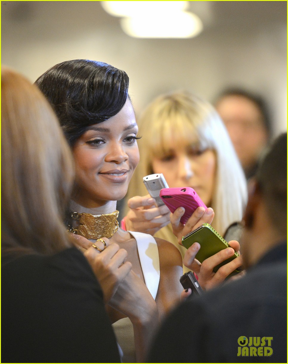 Celeb Diary: Rihanna @ lansarea parfumului ei, Nude by 
