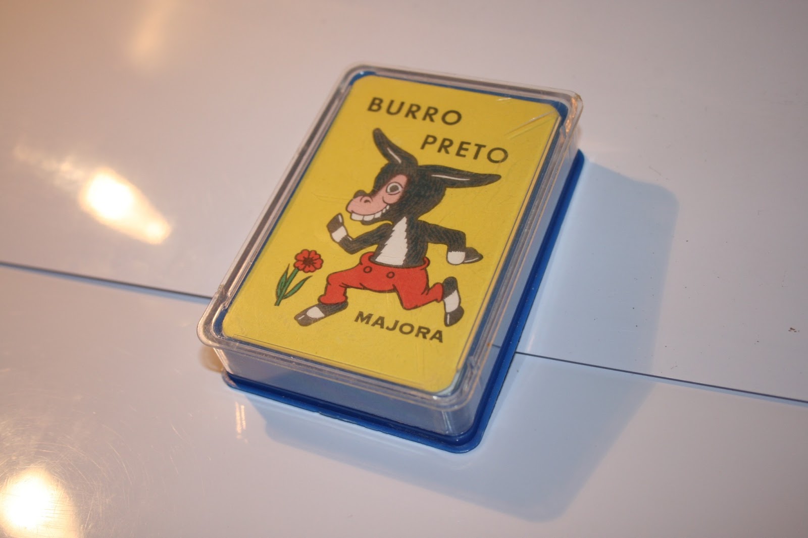 Majora reedita clássico jogo de cartas Burro Preto para salvar o