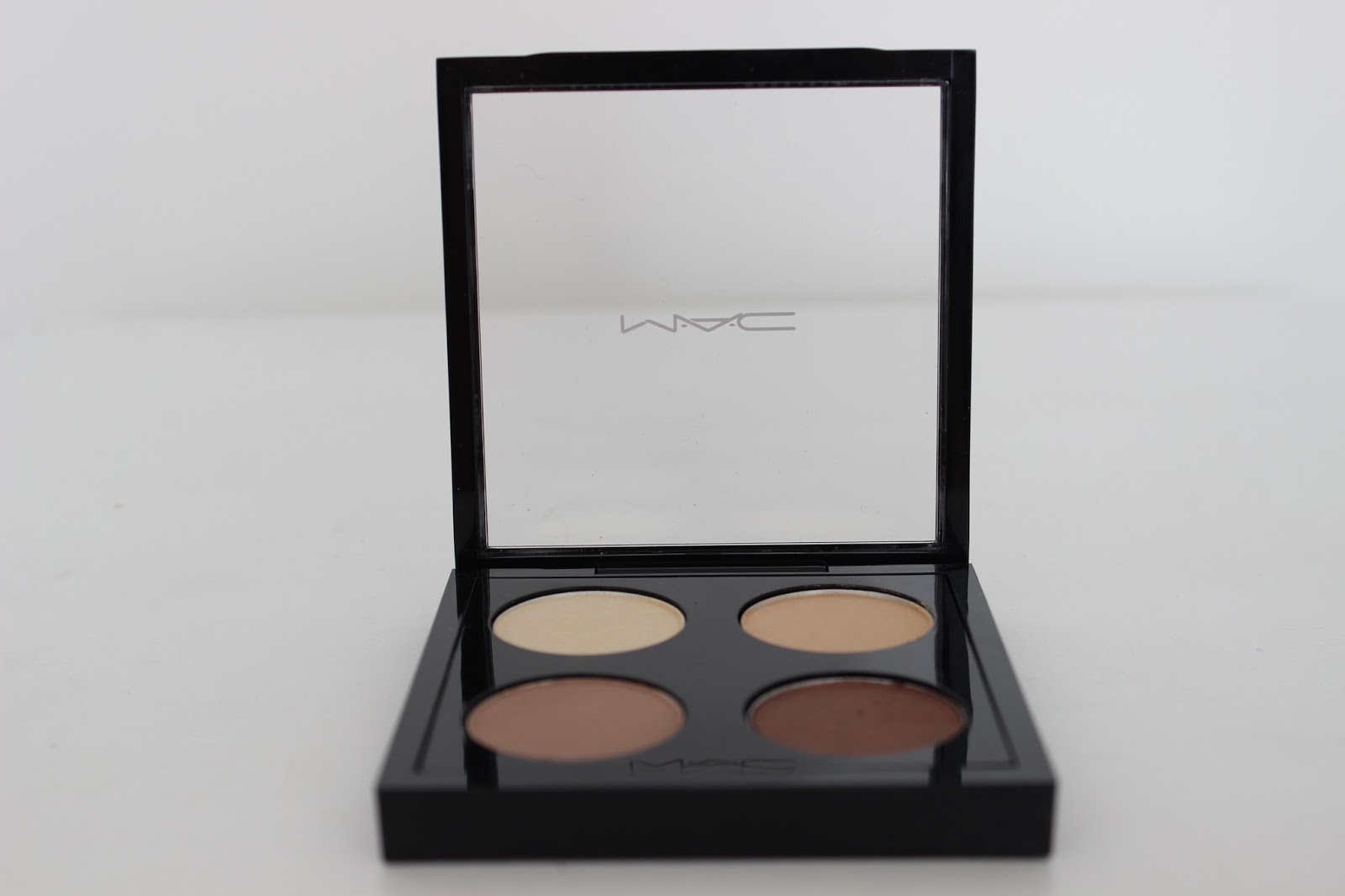 BELLES BOUTIQUE UK BEAUTY & MUMMY BLOG MAC Eyeshadow Quad Nylon