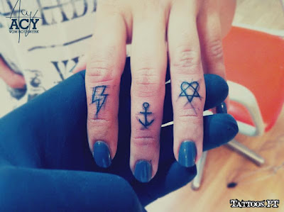 Tatuagem com Ancora no Dedo