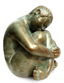 Statue style figuratif : Enfant assis, bras et jambes repliés sur son ventre