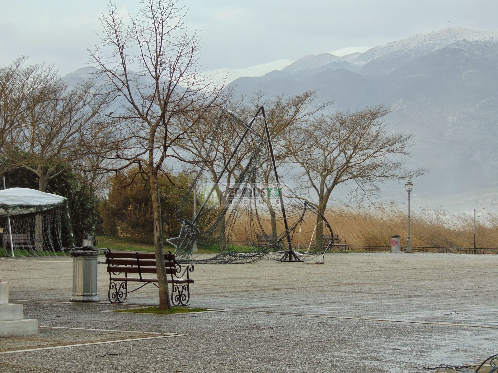 Ιωάννινα:Οι ισχυροί άνεμοι ..."έβγαλαν "την λίμνη έξω ,  έριξαν και  το χριστουγεννιάτικο δέντρο στην πλατεία Μαβίλη (φωτο-βίντεο)