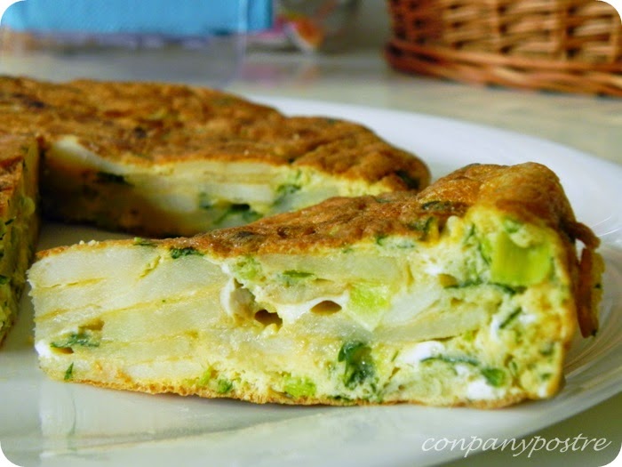 Con pan y postre Tortilla española con ajos tiernos y perejil
