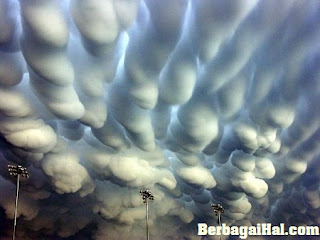 Bentuk Awan Paling Aneh di Dunia