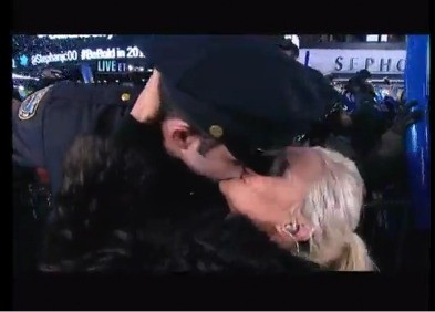 jenny mccarthy kissing with off duty policeman