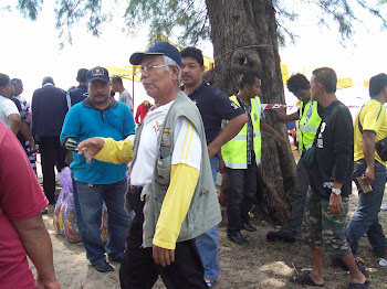 ANGGOTA KSBK BERTUGAS DI PERTANDINGAN MEMANCING DI PANTAI SEMERAK