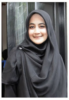 Desain Hijab Modern Ala Pipik Dian Ira Wati