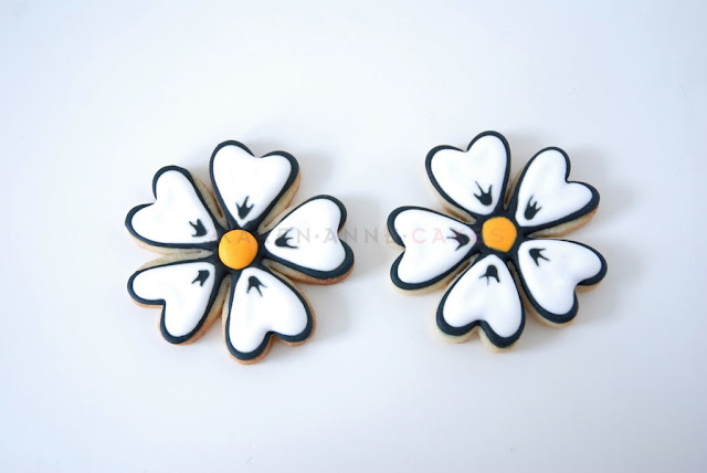 Zwartomrande witte bloemen koekjes