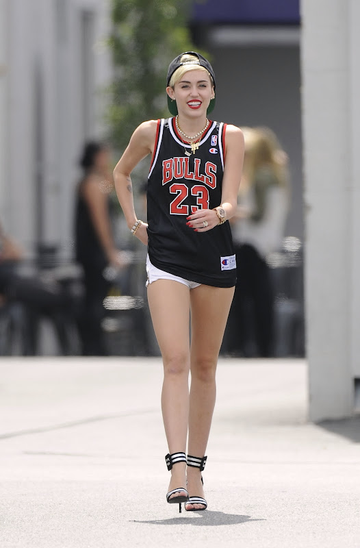 Miley Cyrus shows off her legs in a short white shorts