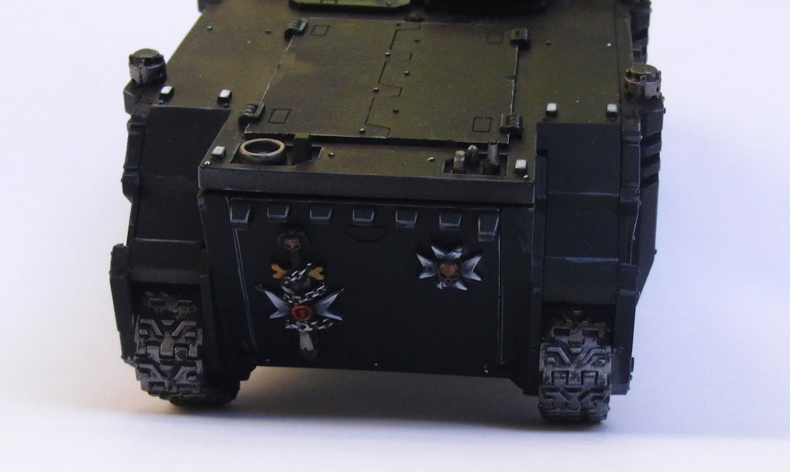 Miniaturas al detalle: Rhino Templarios Negros