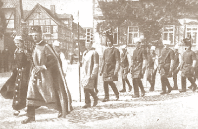 El rey y la reina del ajedrez viviente de Ströbeck en 1921