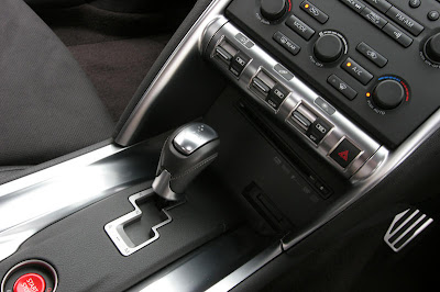 2011-nissan-gtr-dashboard-gear-panel