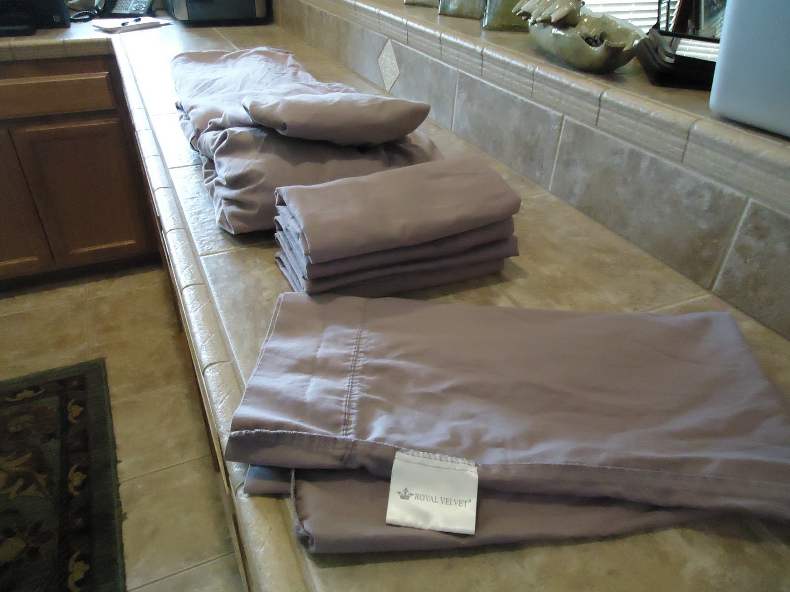Pine Creek Style Folding and Storing Sheets with Style...