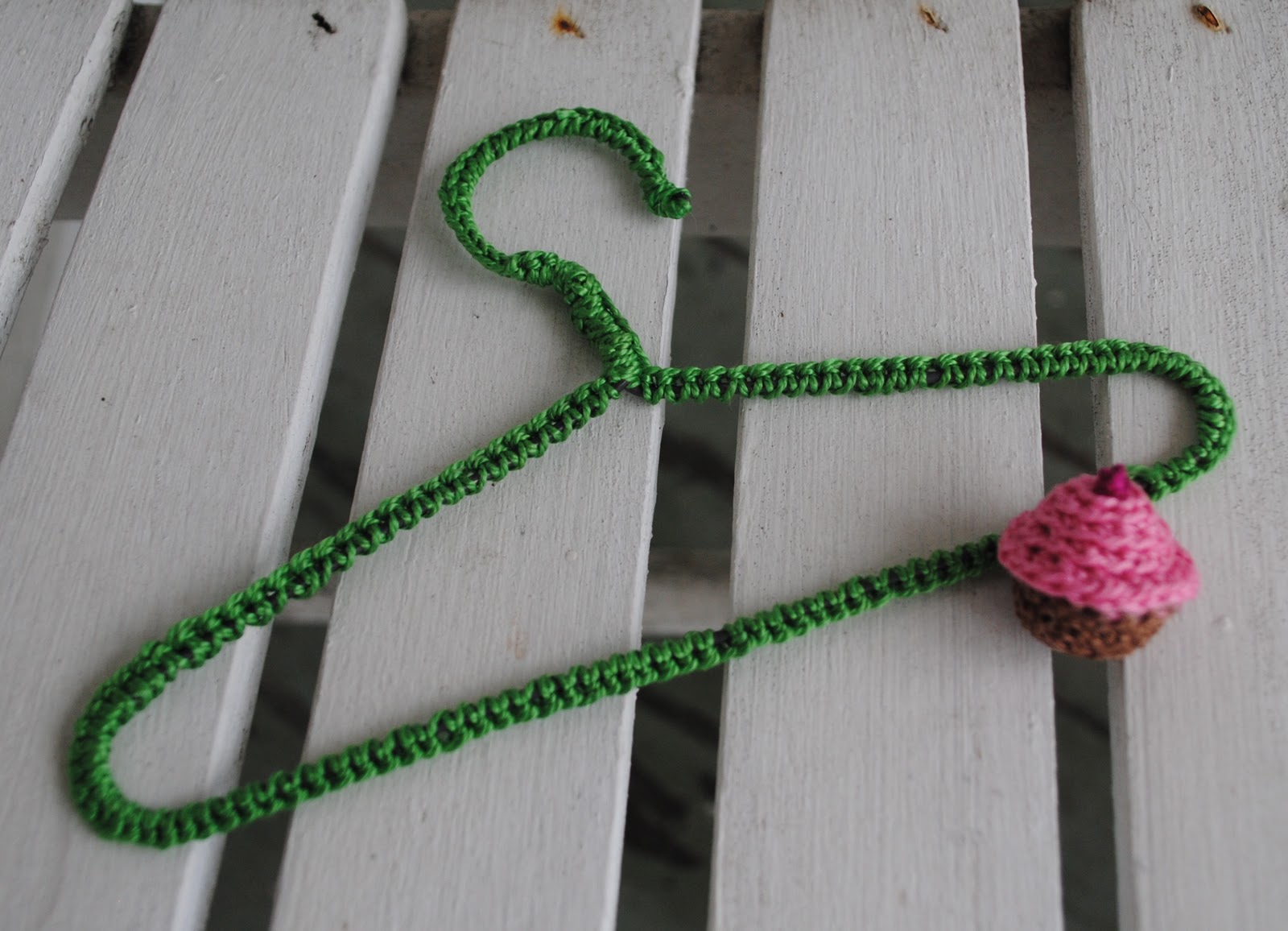 PATTERN FOR CROCHETING AROUND WOODEN HANGERS ? Easy ...
