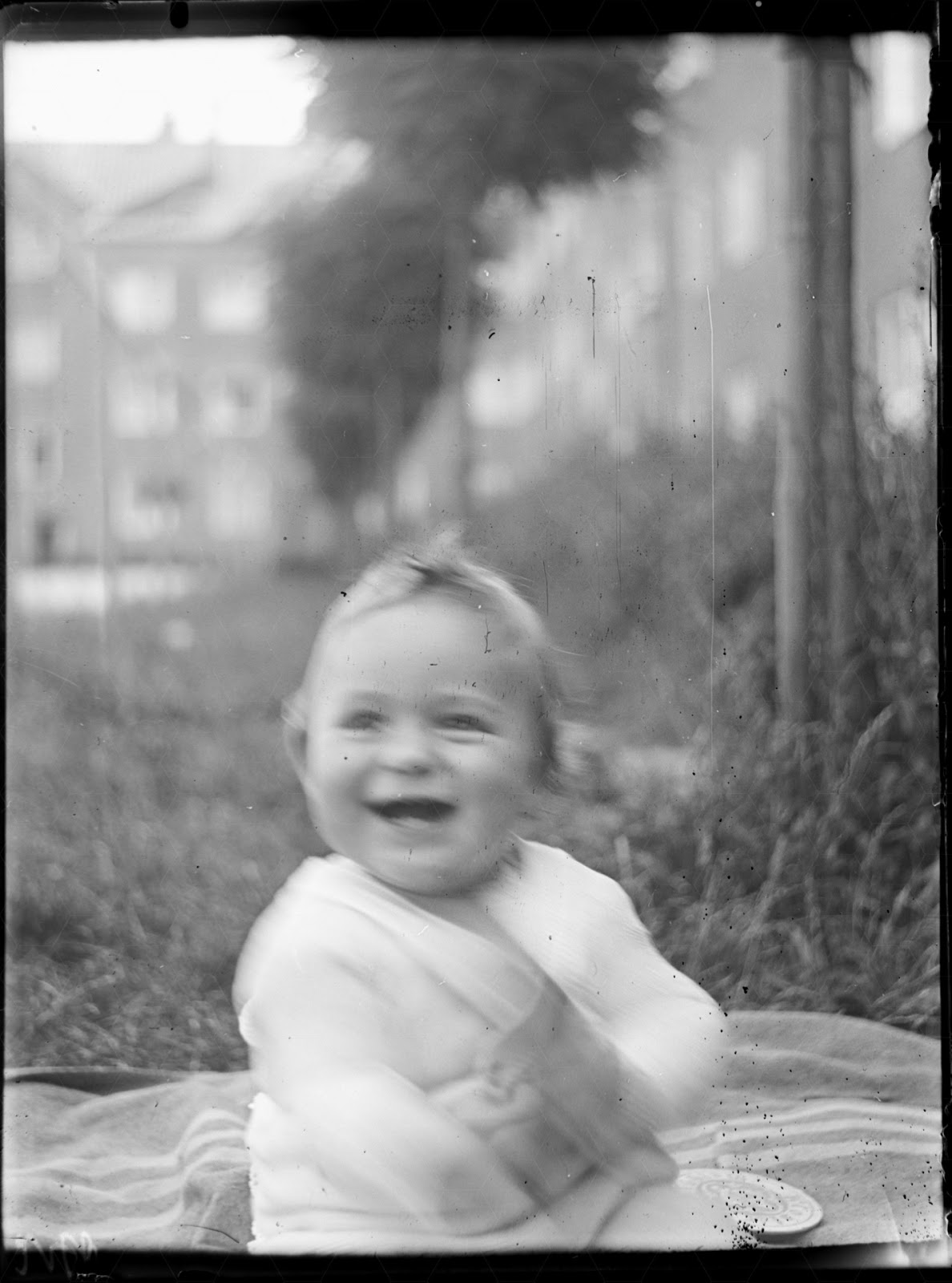 Kind auf Decke - vor 1960