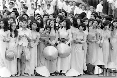 Vẻ đẹp phóng khoáng của phụ nữ Sài Gòn những năm 60 06+7+1963+Saigon+Coup+%284%29