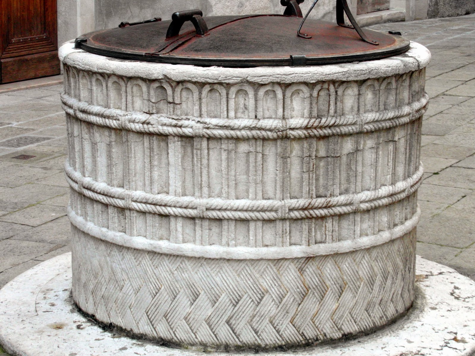 Early 15th century well-head (vera da pozzo), Corte Gregolina, Venice Early 15th century well-head (vera da pozzo), Corte Gregolina, Venice. A rare example of a basket-weave design.