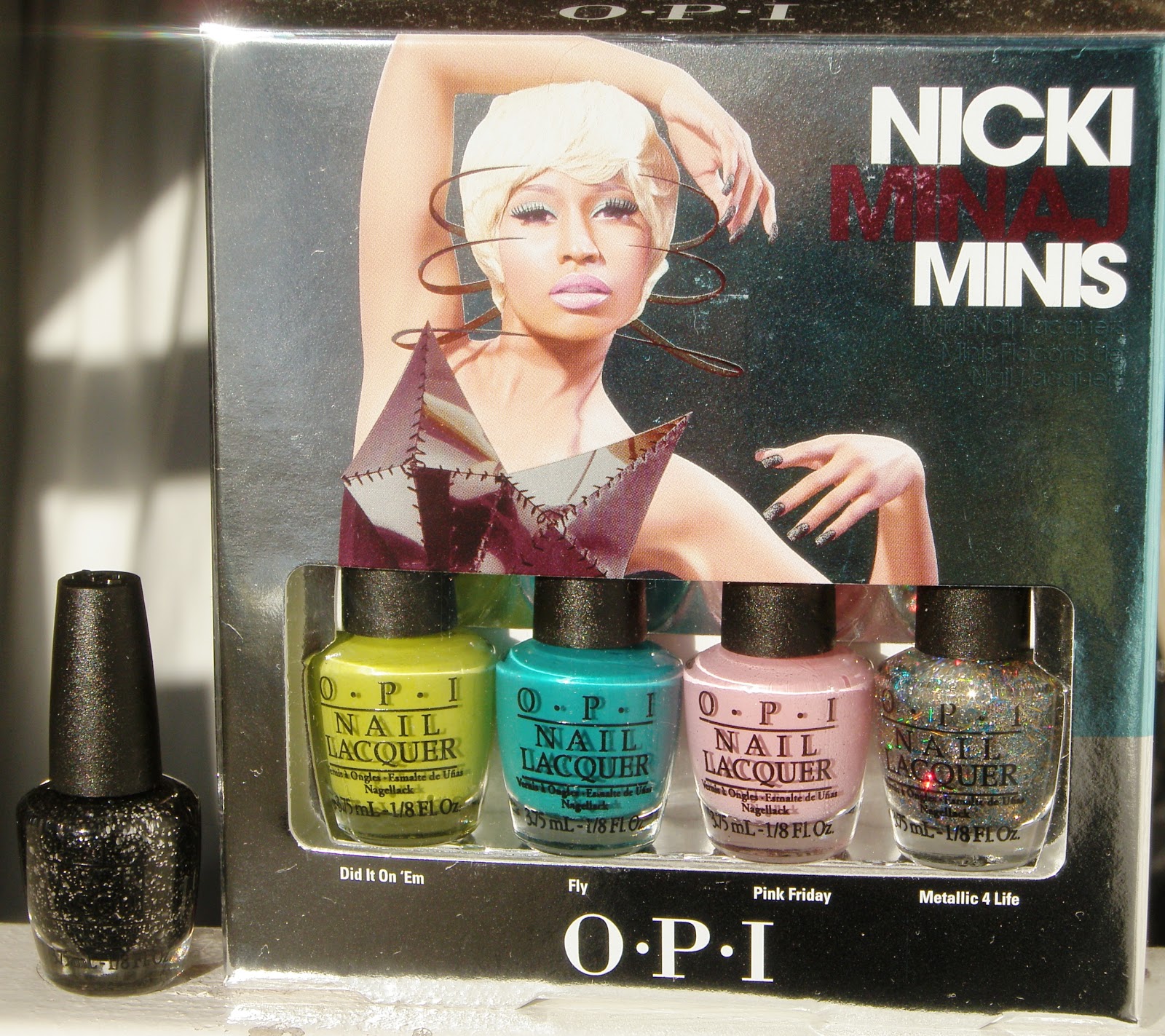 http://1.bp.blogspot.com/-M0x9MU_hL7Q/TzF66hglpFI/AAAAAAAABJ8/L2VVOkEeZYk/s1600/swatch+-+nicki+minaj+OPI+collection+1.JPG