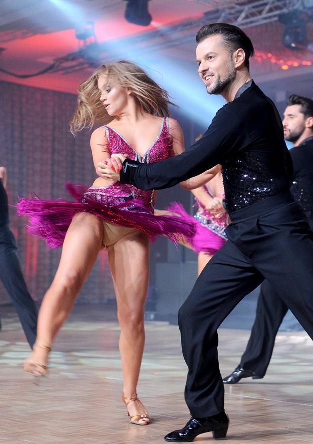 Сексуальные тёлки танцуют на сцене и демонстрируют зрителям свои трусики