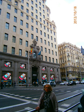 22) POR LA GRAN VÍA, FRENTE A LA TELEFÓNICA: