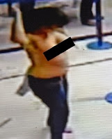 mujer se desnuda borracha en el aeropuerto