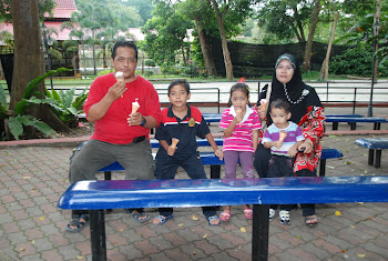 makan ais krim di zoo melaka