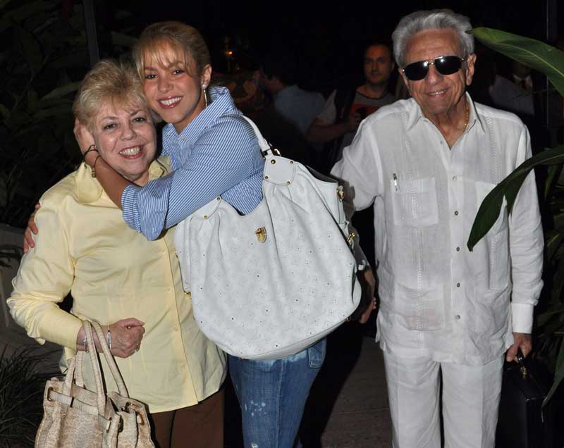 Shakira Y Mas Nuevas Fotos Shakira y sus padres llegando a Puerto