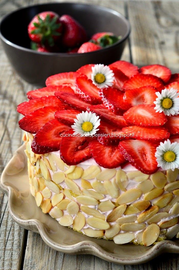 Torta mousse alle fragole con biscuit alle mandorle gluten free