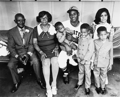 clemente roberto family walker baseball jr ken griffey his puerto parents rico pittsburgh enrique sports wife smithsonian three field rivers