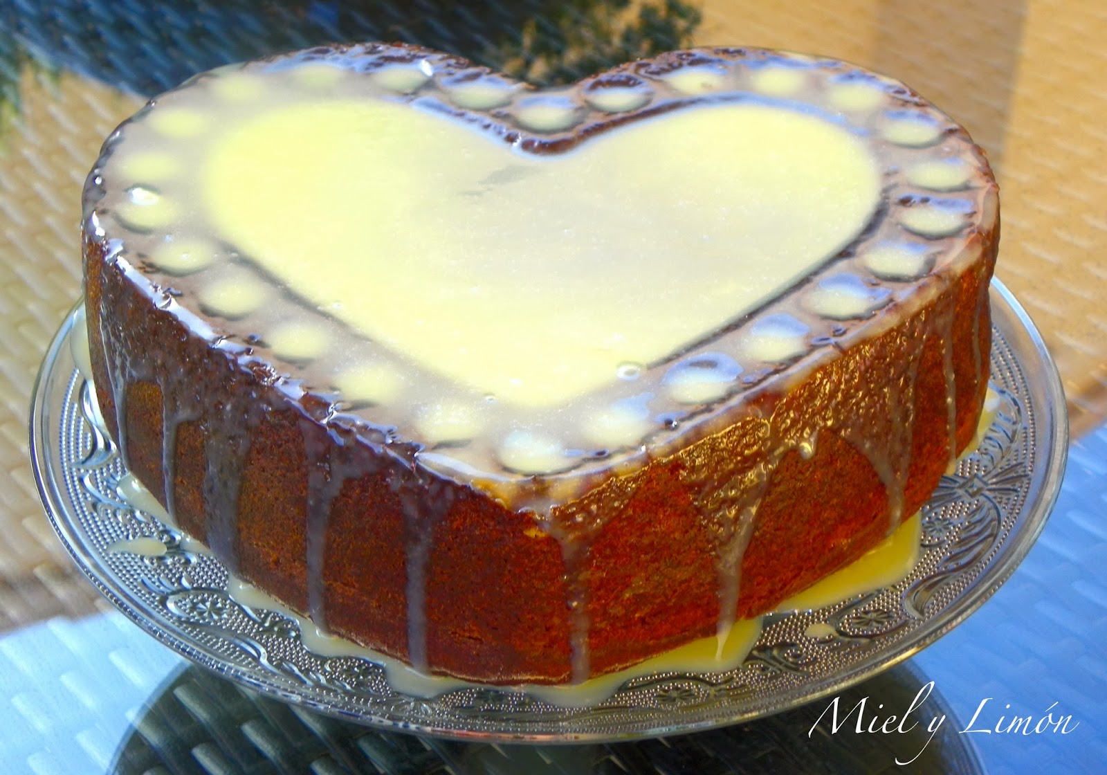 Bizcocho De Chocolate Con Cobertura De Chocolate Blanco
