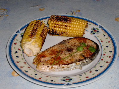 Salmon Con Sal De Romero Y Limon Con Mazorcas De Maiz
