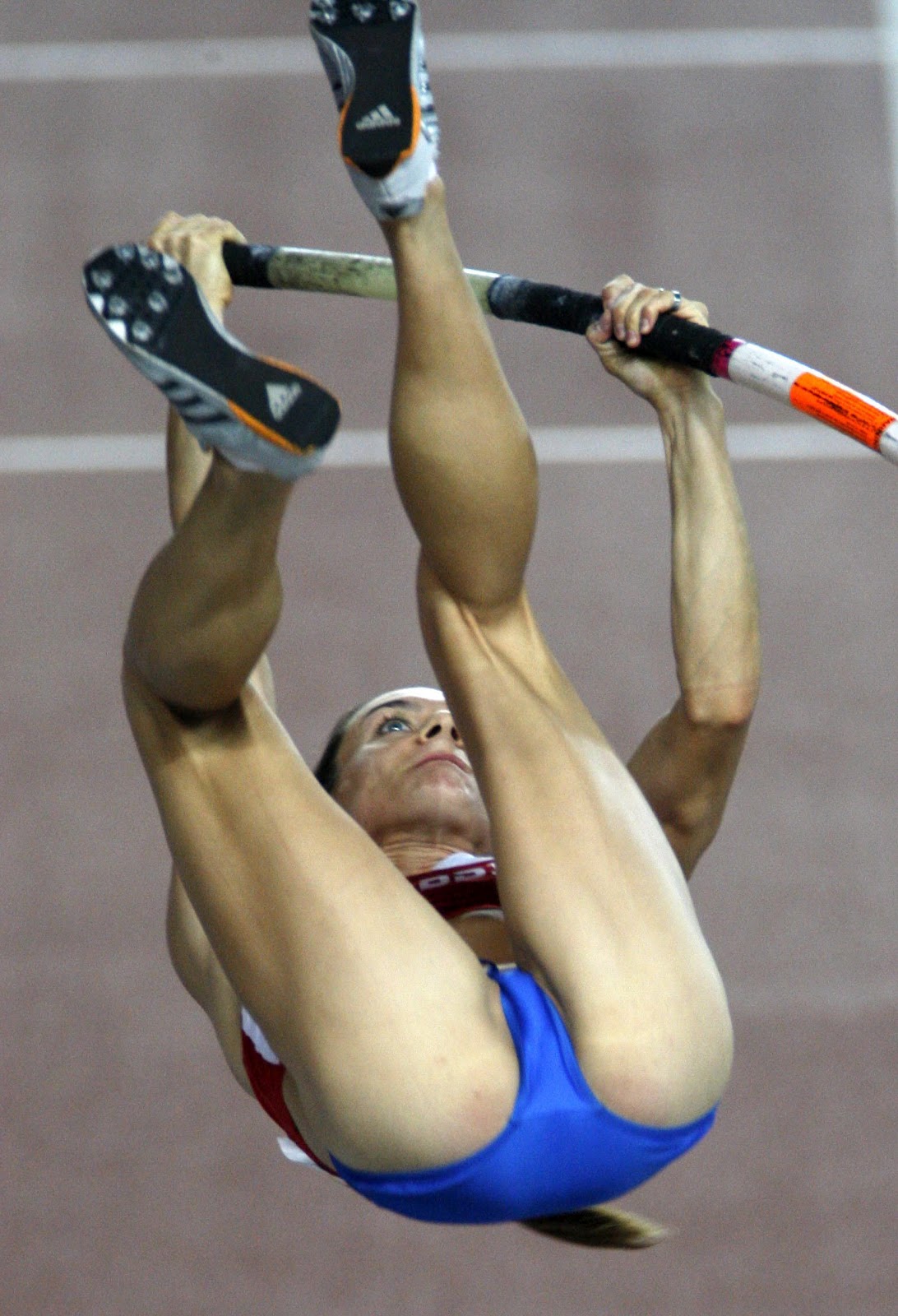Сексуальная гимнастка Milla Lukoshkina тренируется в голом виде 
