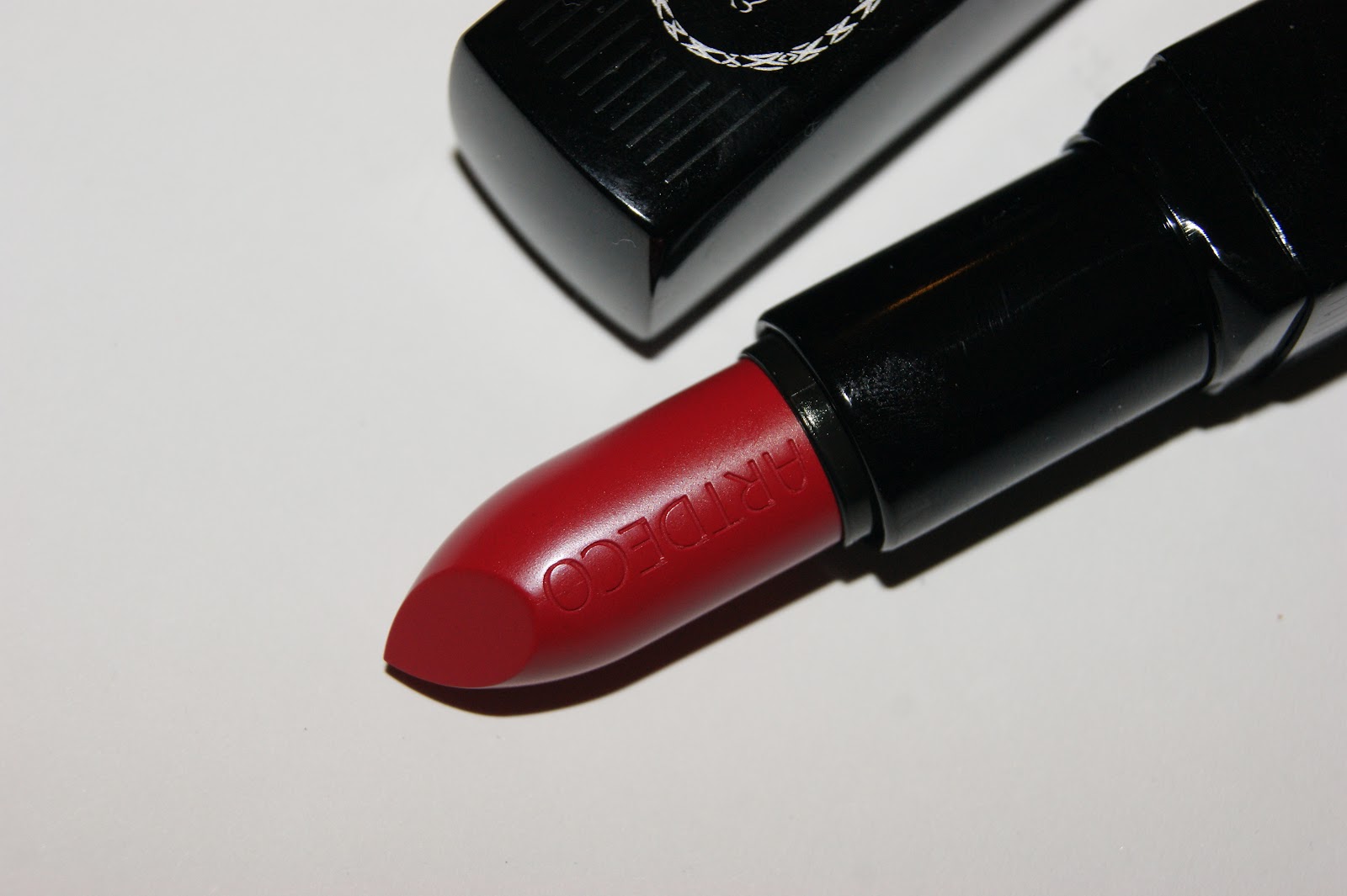 http://1.bp.blogspot.com/-MFY0V4DMiU8/UDUB0k7iHmI/AAAAAAAAYdw/22dcBolHq14/s1600/Art+Deco+Dita+Von+Tesse+Make-Up+Collection+Review+Swatches+005.jpg