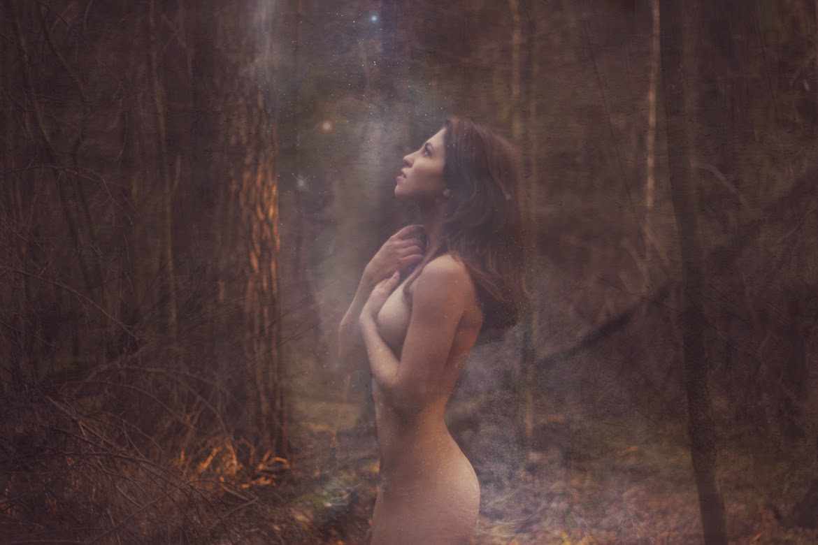 photo de Katerina Plotnikova d'une jeune femme nue dans la foret 