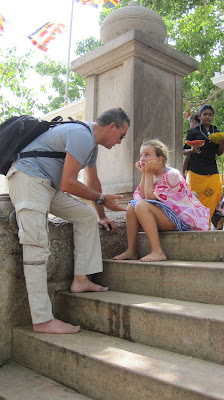 Yayo y Macarena en Anuradhapura (Sri Lanka)
