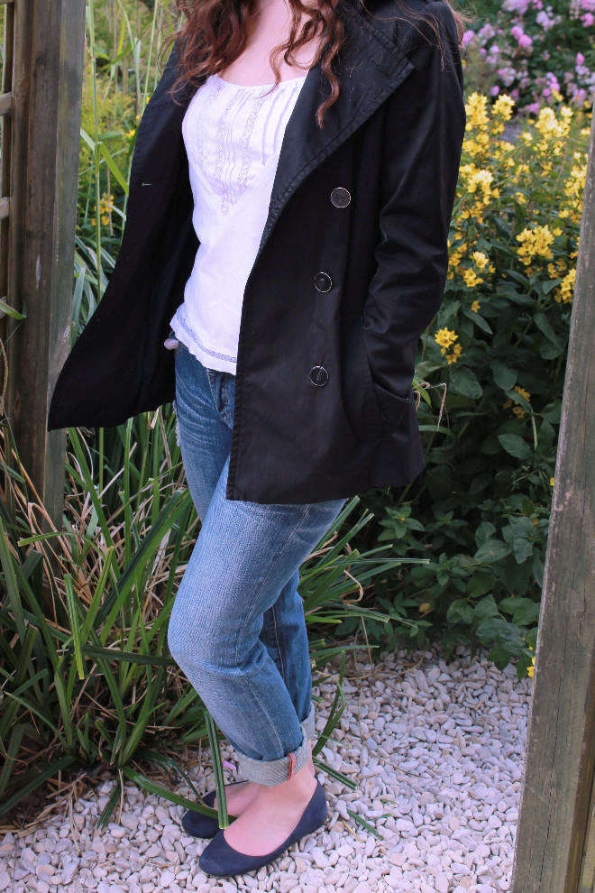 look-mode-manteau-noir-top-blanc-jean-craqué-ballerines-basique