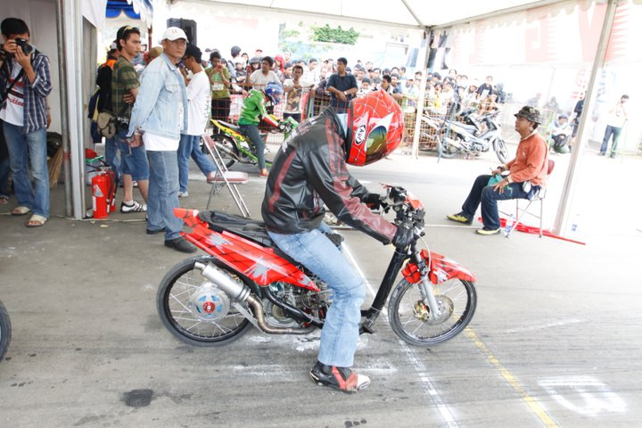 Balap Motor Drag Bikes Matic di Indonesia Foto Motor