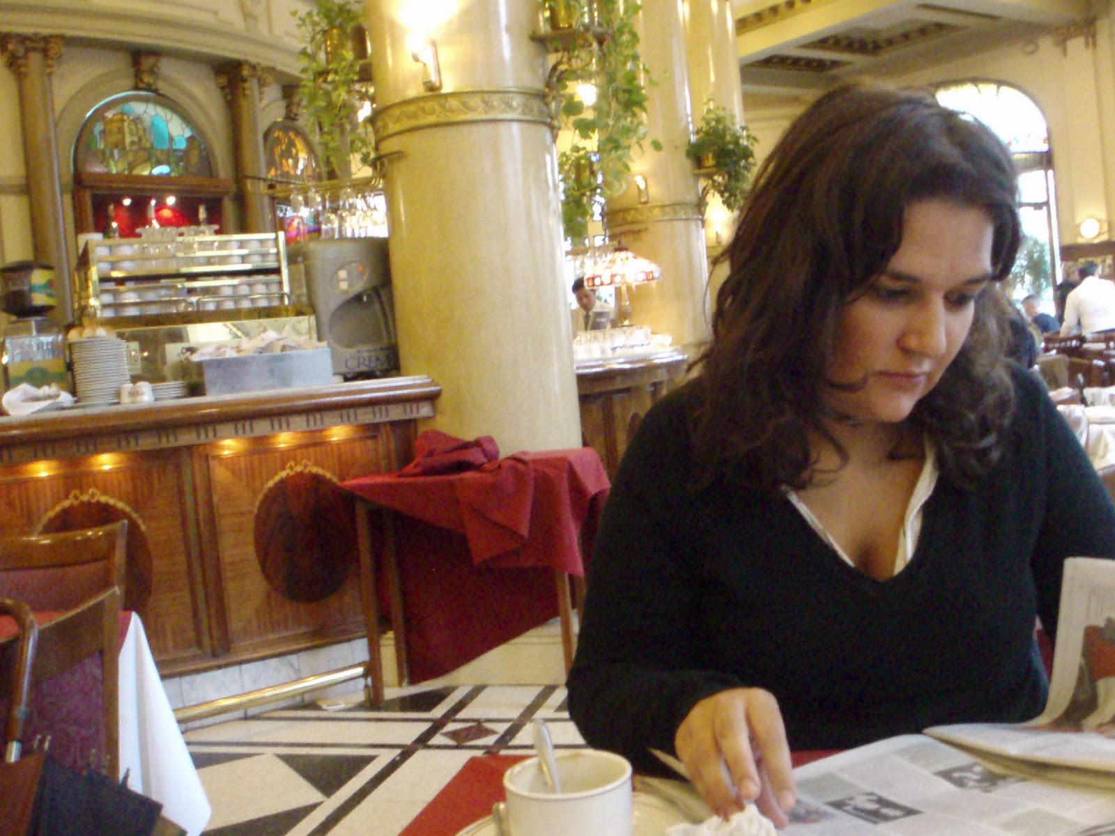 Las Violetas, una confitería con sabor porteño El LoBo BoBo,... un